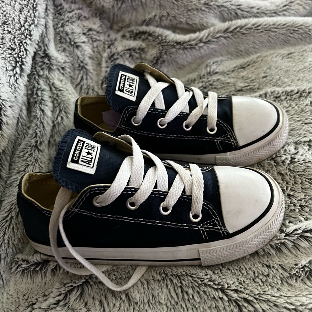 Navy Chuck Taylor All Star Classic
LITTLE KIDS LOW TOP SHOE Size 10